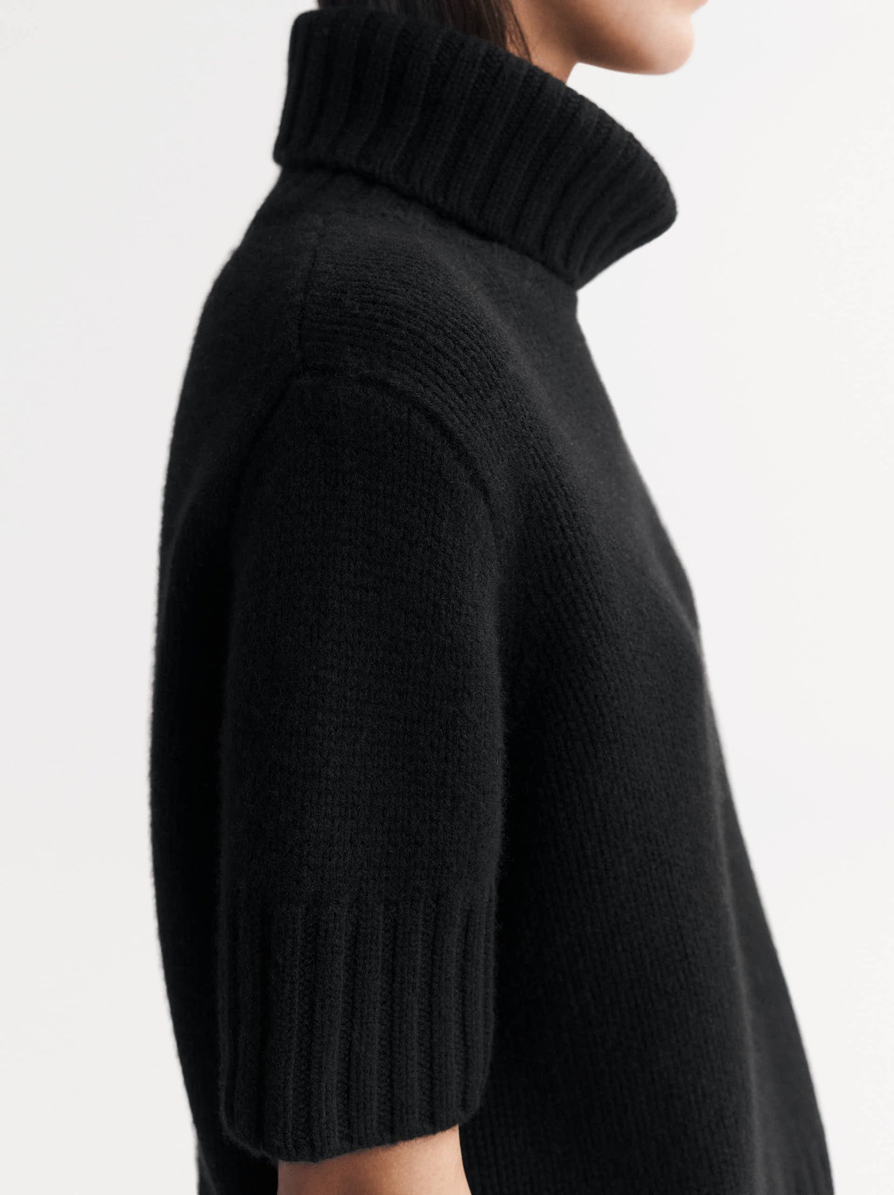 SHORT SLEEVE TURTLENECK