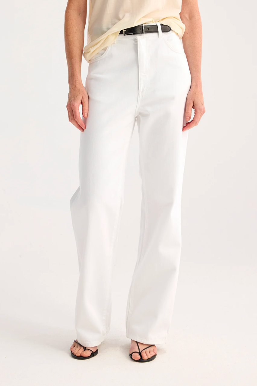 RELAXED FIT WHITE DENIM